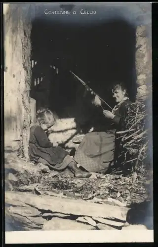 AK Frau mit Kind und Spindel