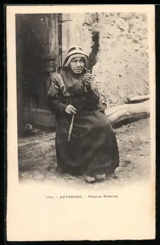 AK Ältere Dame mit Spindel vor einem Haus