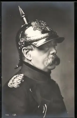 AK Bismarck als Fünfzigjähriger, Pickelhaube