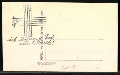 Foto-AK Mann mit Brille spielt eine Orgel