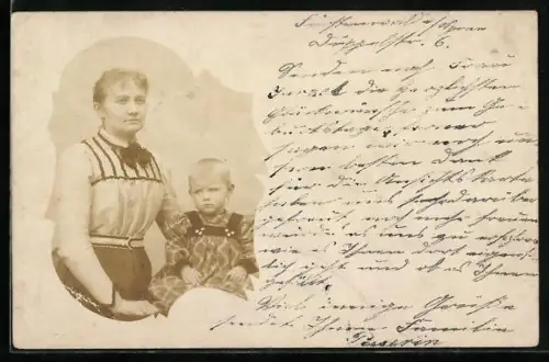 Foto-AK Mutter mit Kind im Porträt im Passepartout