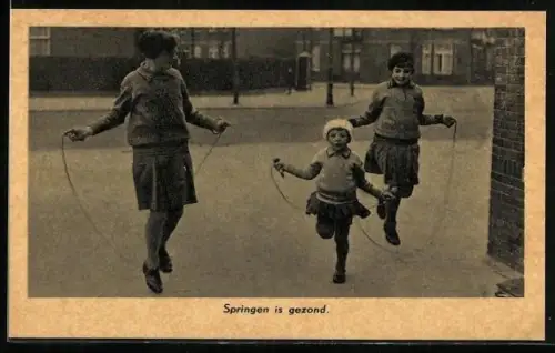 AK Drei Kinder mit Springseilen, Springen is gezond