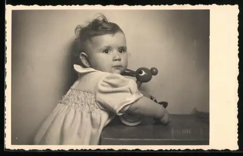 Foto-AK Kleinkind mit Enten-Spielzeug 1947