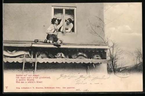 AK Mann in Tracht sitzt under dem Fenster und redet mit einer Frau