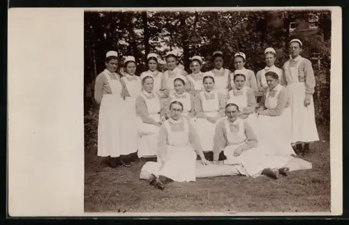 Foto-AK Krankenschwestern in einem Garten 1931