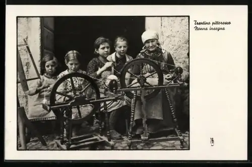 AK Mädchen mit einer älteren Frau und Spinnrädern