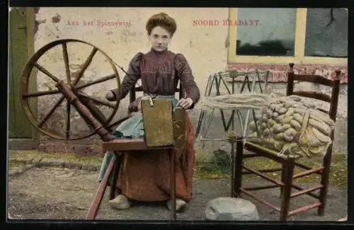 AK Niederländische Frau mit einem Spinnrad
