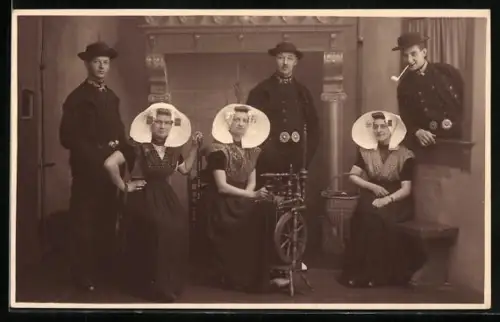 AK Gruppe in Trachten mit Spinnrad