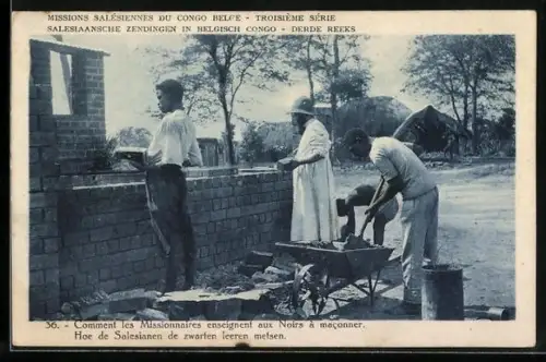 AK Congo Belge, Missions Salésiennes, Comment les Missionnaires enseignent aux Noirs à maconner, Missionar mit Maurern