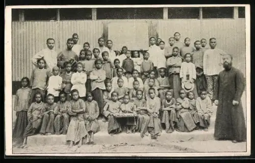 AK Missionar mit afrikanischen Kindern