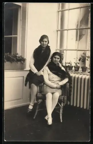 AK Zwei junge Frauen mit Pelzen