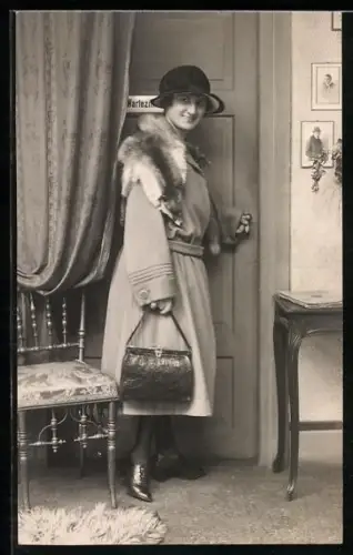 Foto-AK Junge Frau mit Fuchspelz