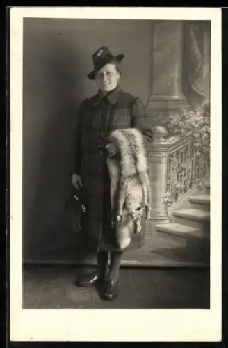 Foto-AK Frau im karierten Mantel mit Fuchspelz