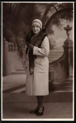 Foto-AK Junge Frau im Mantel mit Pelz