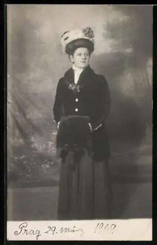 AK Junge Frau mit Pelzmuff