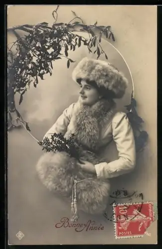 AK Junge Frau mit Pelz unter Mistelzweig