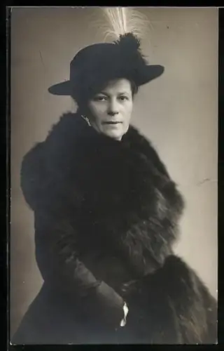 AK Elegante Dame mit Pelzmuff