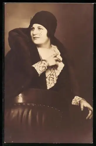 AK Junge Dame im Pelzmantel