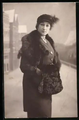 AK Junge Dame mit Pelzmuff