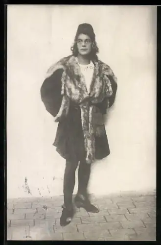 AK Junger Mann im Mantel mit Pelzbesatz