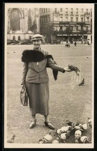 AK Elegante Dame im Pelz mit Taube auf der Hand