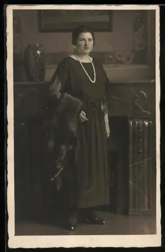 Foto-AK Junge Frau im Kleid mit Pelz