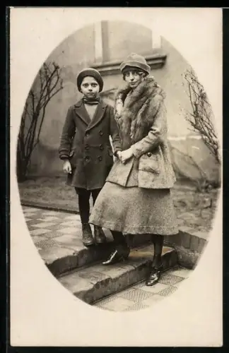 Foto-AK Junge Frau mit Pelz und Jungen