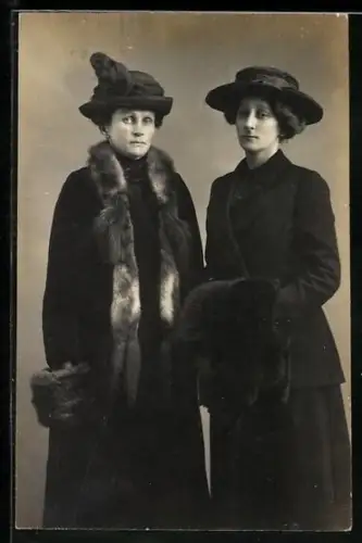 AK Zwei elegante Damen im Pelz