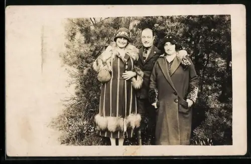 Foto-AK Herr mit zwei Damen im Pelz