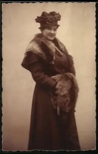 Foto-AK Elegante Dame im Pelz