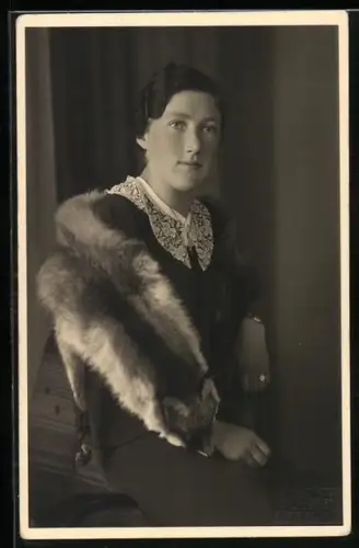 Foto-AK Elegante Dame mit Fuchspelz