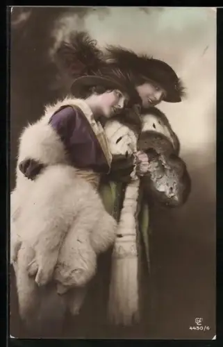 AK Zwei elegante Damen mit Pelzen