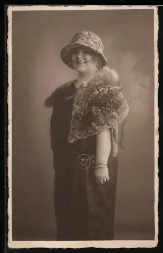 Foto-AK Elegante Dame im Kleid mit Pelz