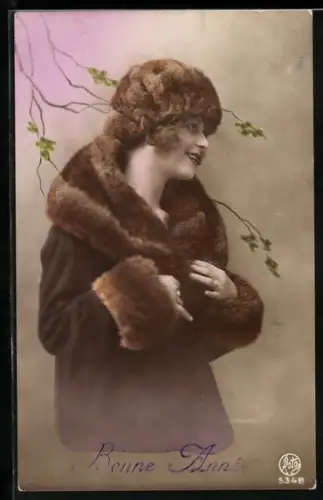 AK Junge Frau im Mantel mit Pelzbesatz