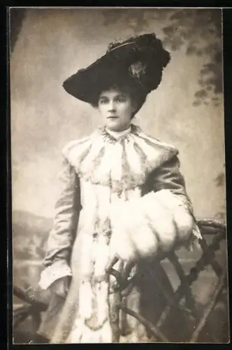 AK Junge Dame im Pelzmantel