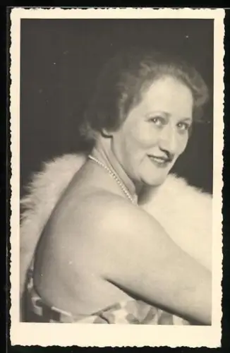 Foto-AK Elegante Dame im Pelz