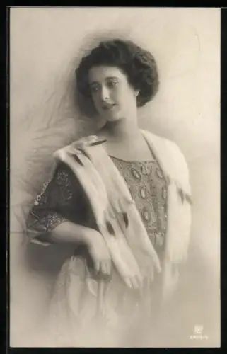 AK Junge Dame im Kleid mit Hermelinpelz