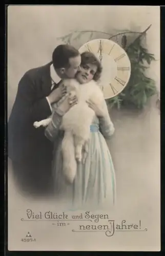 AK Herr küsst Dame mit Pelz vor Uhr, Neujahrsgruss