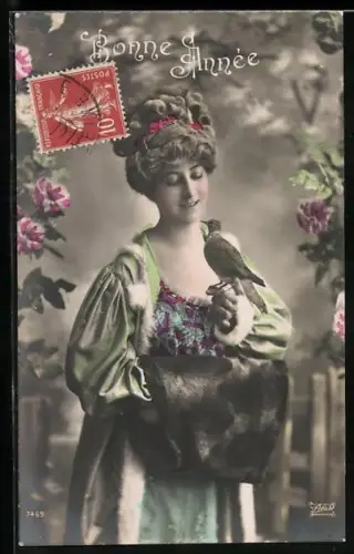 AK Junge Frau mit Pelzmuff und Vogel auf der Hand, Neujahrsgruss