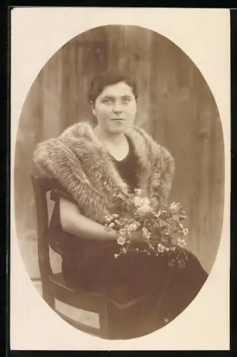 Foto-AK Junge Frau im Kleid mit Pelz