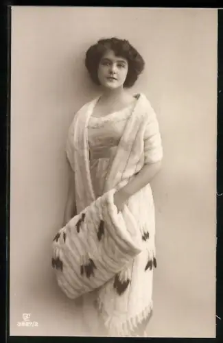 AK Junge Dame im Hermelinpelz