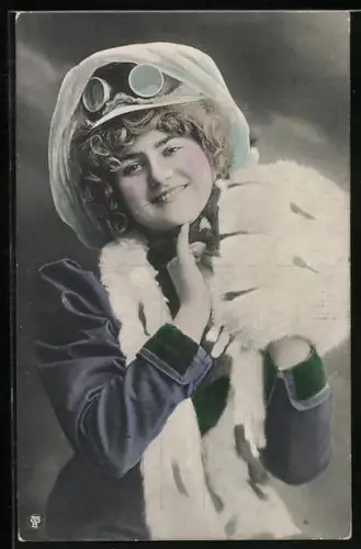 AK Junge Dame im Kleid mit Hermelinpelz