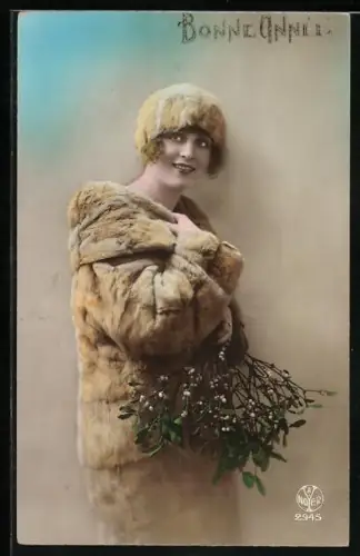 AK Junge Dame im Pelzmantel mit Zweigen, Neujahrsgruss