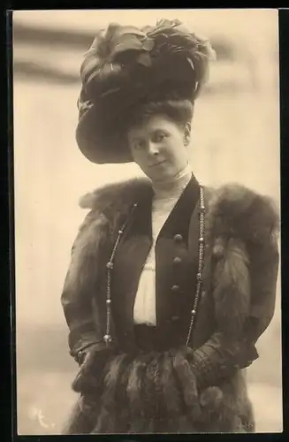 Foto-AK Junge elegante Dame mit Pelz