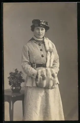 AK Modisch gekleidete Dame mit Pelzmuff