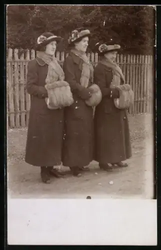 Foto-AK Drei Damen im Mantel mit Pelzmuff