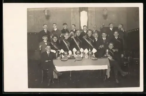 Foto-AK Studenten in vollem Wichs am Tisch, studentische Szene