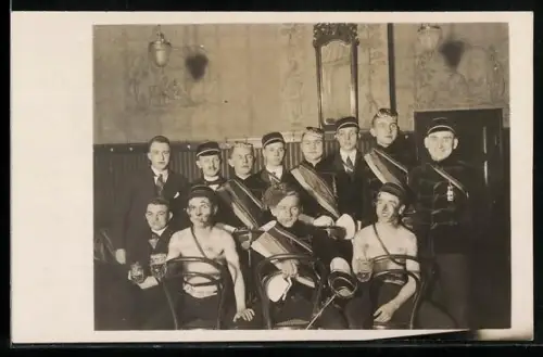 Foto-AK Studenten mit Degen bei Bier, studentische Szene