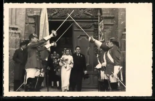 Foto-AK Studenten bei einer Hochzeit, studentische Szene
