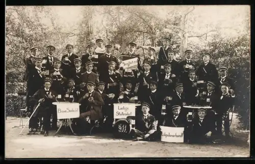 AK Studenten mit Bierkrügen, studentische Szene